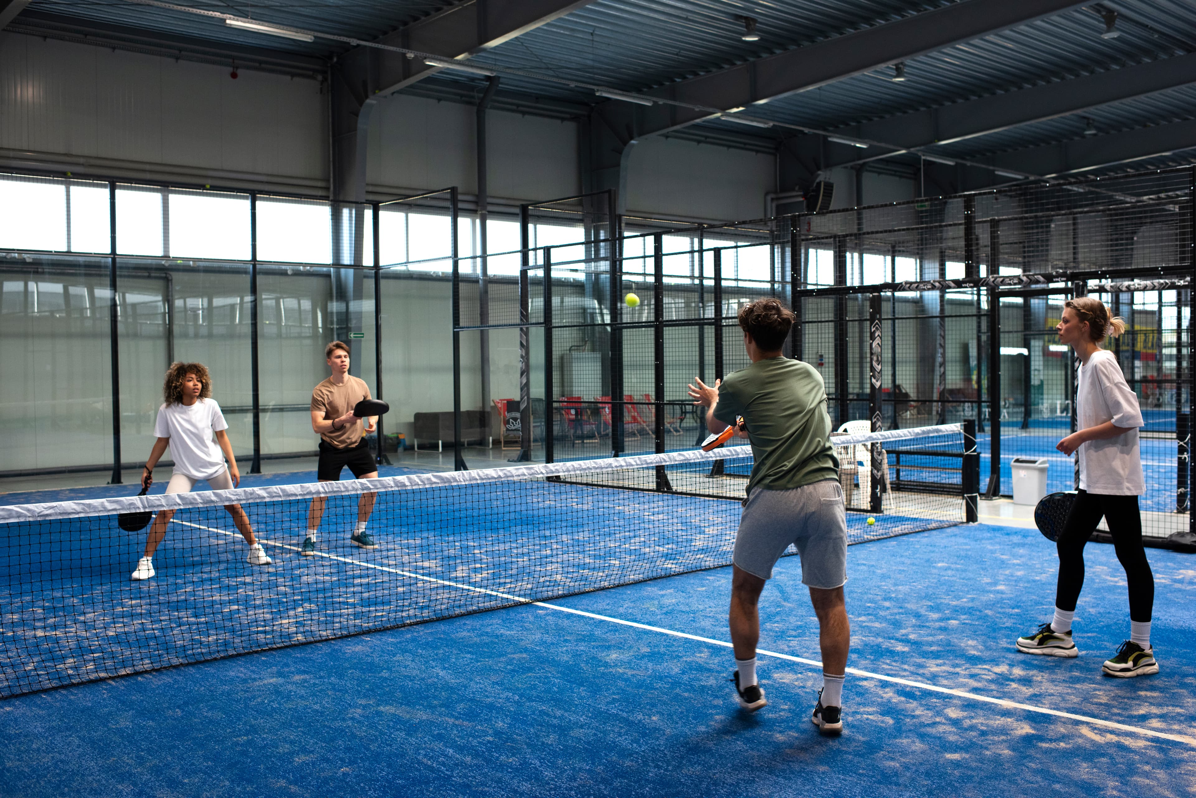 Jogadores em uma partida de padel